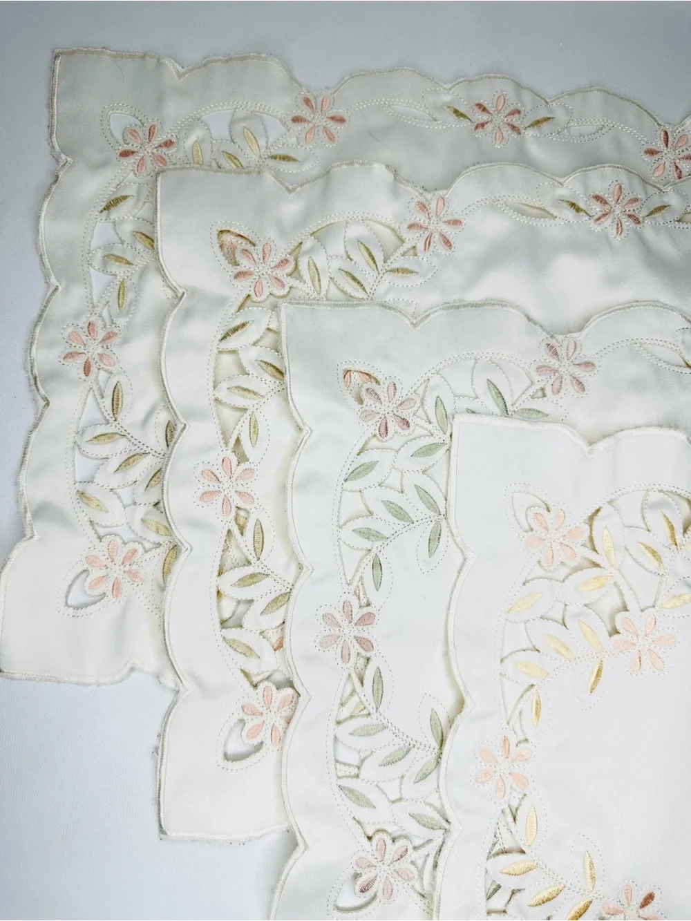 Vintage Set of 4 Embroidered Cutwork Floral Placemats Scalloped Cottagecore